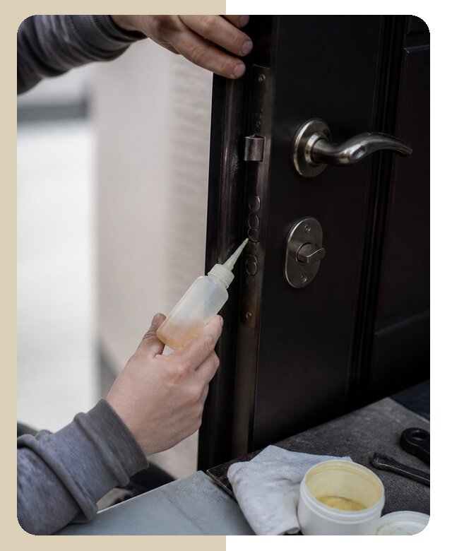 Профессиональная смазка дверной фурнитуры с выездом в Новокузнецке